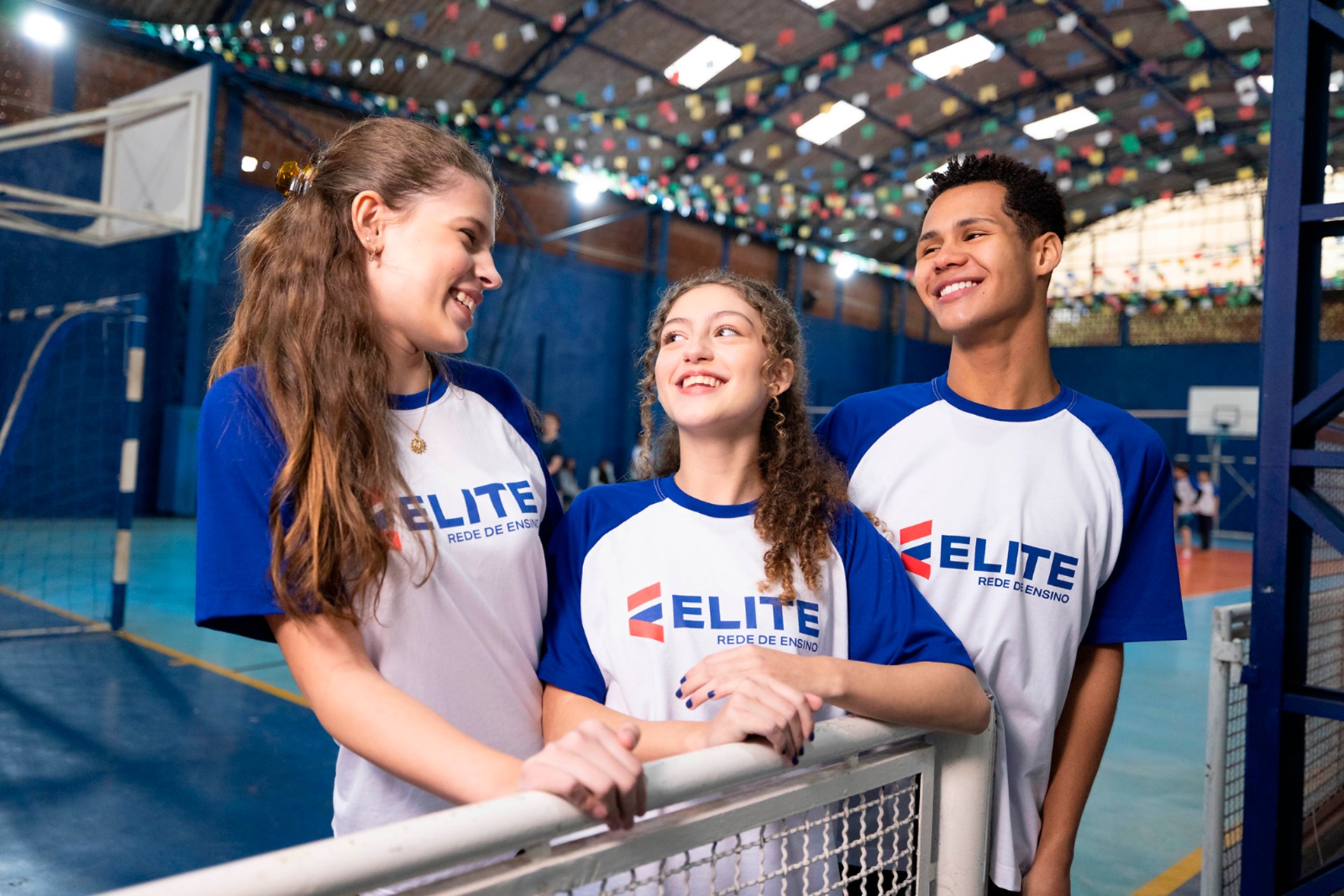 Alunos do Colégio Elite comemorando