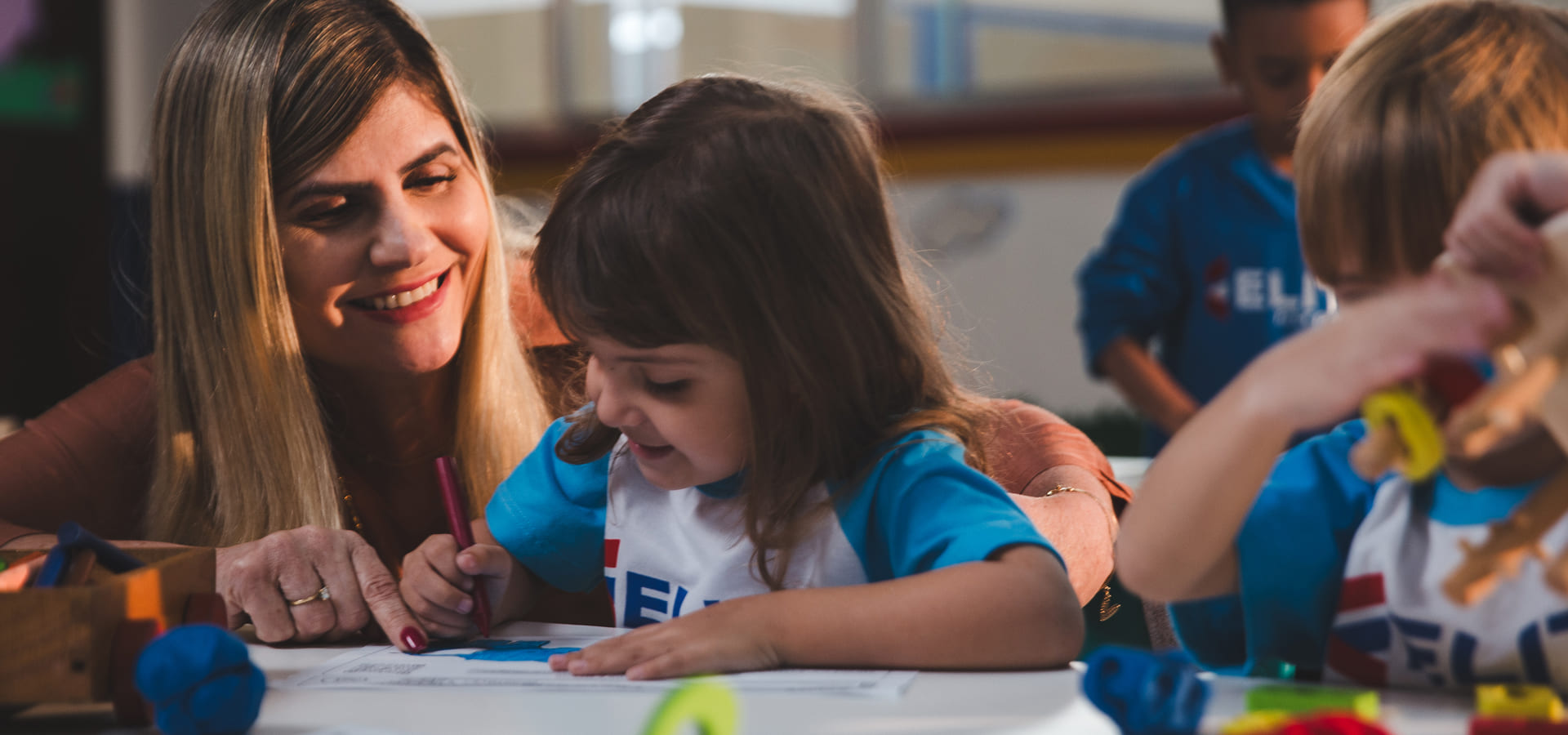 Alunos do Colégio Elite em sala de aula